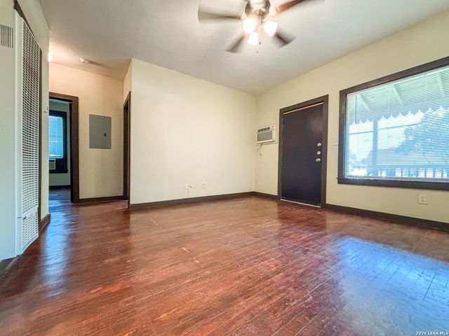 124 S KRUEGER AVE, New Braunfels, TX 78130