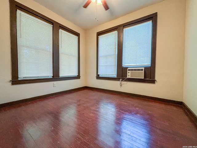 124 S KRUEGER AVE, New Braunfels, TX 78130