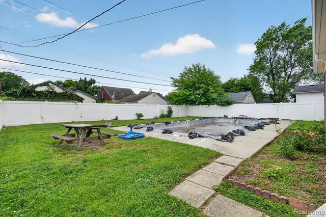 13121 Backus Street, Southgate, MI 48195