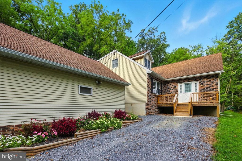 58 ORCHARD RD, Fleetwood, PA 19522