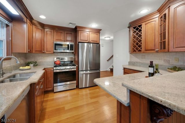 30 Coachlight Dr, Chatham Twp., NJ 07928