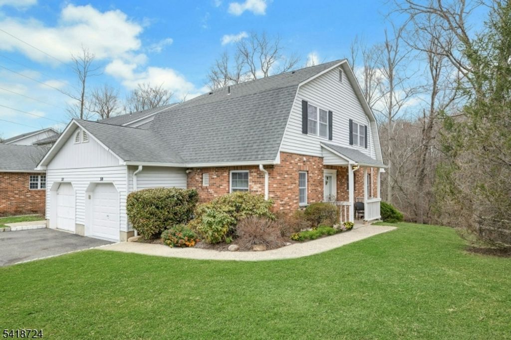 Image 1 of property listing at 30 Coachlight Dr, Chatham Twp., NJ 07928