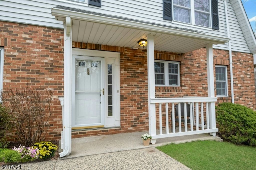 Image 2 of property listing at 30 Coachlight Dr, Chatham Twp., NJ 07928