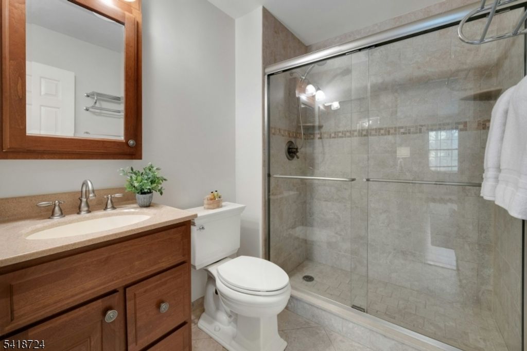 Image 15 of property listing at 30 Coachlight Dr, Chatham Twp., NJ 07928