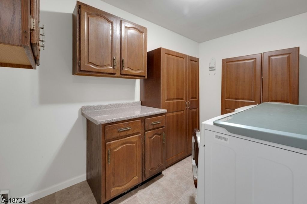 Image 20 of property listing at 30 Coachlight Dr, Chatham Twp., NJ 07928