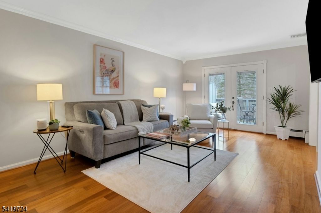 Image 3 of property listing at 30 Coachlight Dr, Chatham Twp., NJ 07928