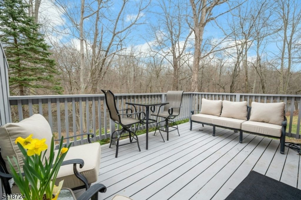 Image 23 of property listing at 30 Coachlight Dr, Chatham Twp., NJ 07928