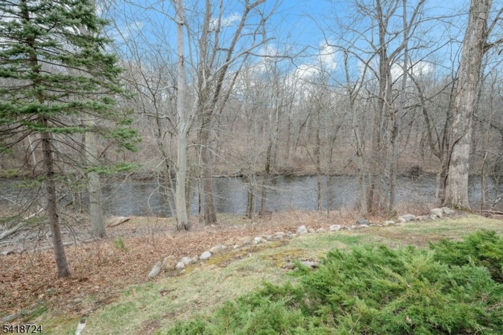 Image 24 of property listing at 30 Coachlight Dr, Chatham Twp., NJ 07928