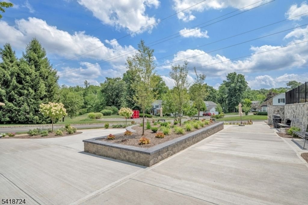 Image 26 of property listing at 30 Coachlight Dr, Chatham Twp., NJ 07928