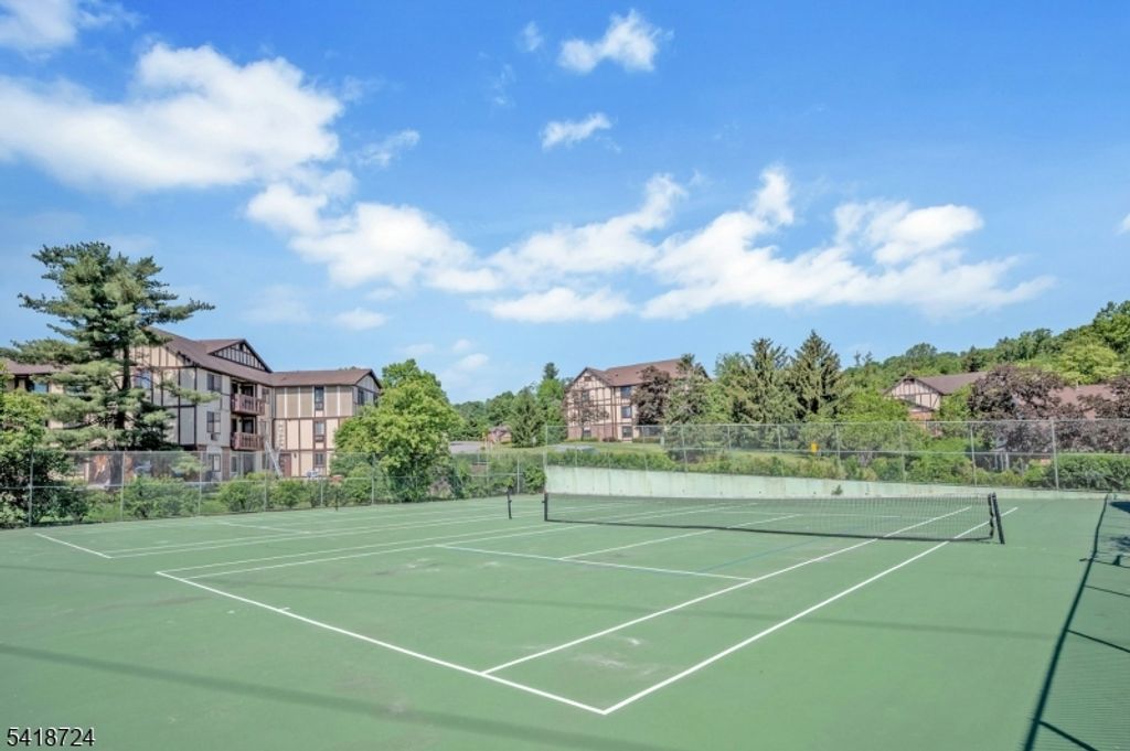 Image 28 of property listing at 30 Coachlight Dr, Chatham Twp., NJ 07928