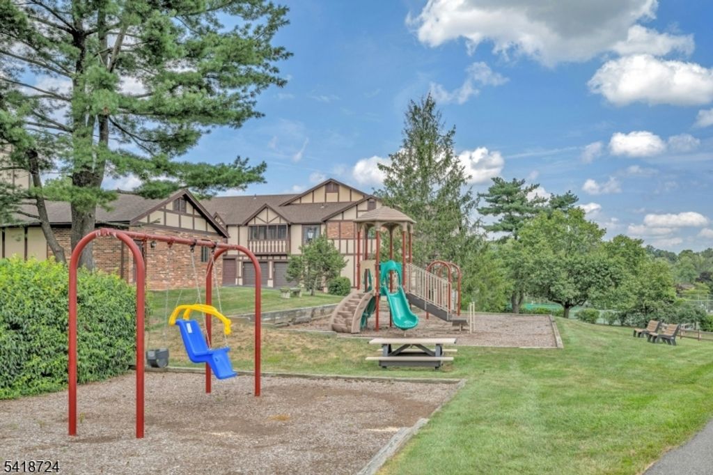 Image 29 of property listing at 30 Coachlight Dr, Chatham Twp., NJ 07928