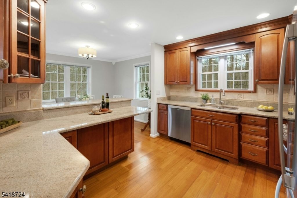 Image 7 of property listing at 30 Coachlight Dr, Chatham Twp., NJ 07928