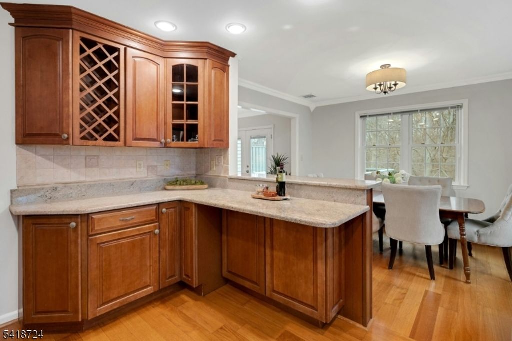 Image 8 of property listing at 30 Coachlight Dr, Chatham Twp., NJ 07928