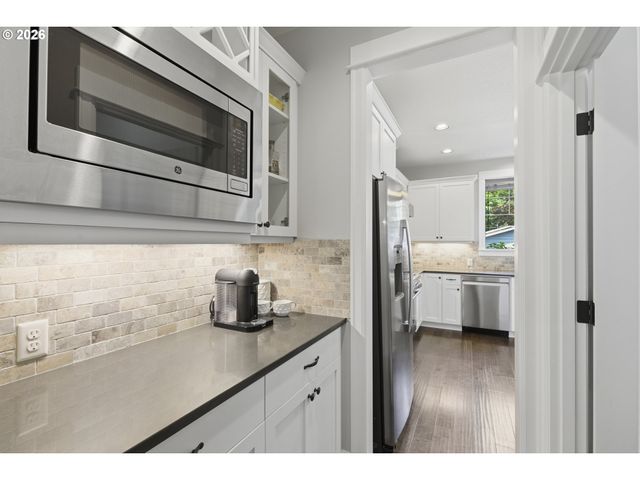1053 YATES St, Lake Oswego, OR 97034