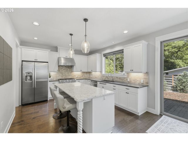 1053 YATES St, Lake Oswego, OR 97034