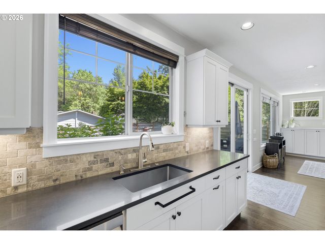 1053 YATES St, Lake Oswego, OR 97034