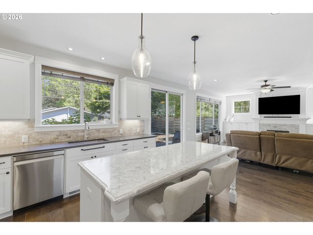1053 YATES St, Lake Oswego, OR 97034