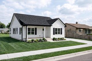 587 California Avenue, Pontiac, MI 48341