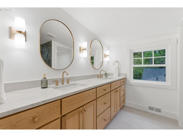 592 9TH St, Lake Oswego, OR 97034