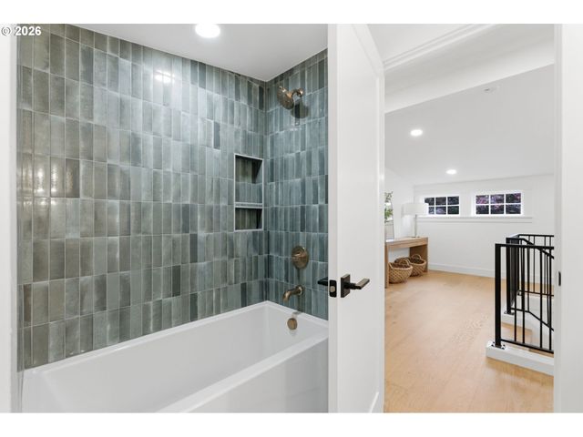 592 9TH St, Lake Oswego, OR 97034