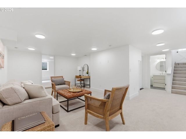 592 9TH St, Lake Oswego, OR 97034