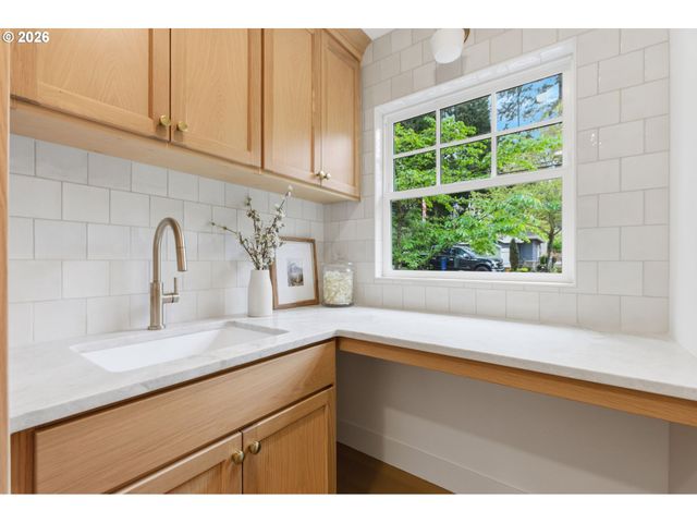 592 9TH St, Lake Oswego, OR 97034
