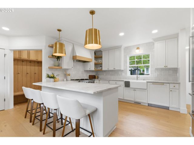 592 9TH St, Lake Oswego, OR 97034