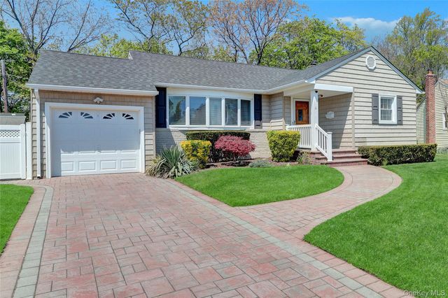 6 Sheep Pasture Lane, Massapequa, NY 11758