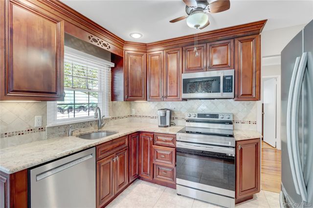 6 Sheep Pasture Lane, Massapequa, NY 11758