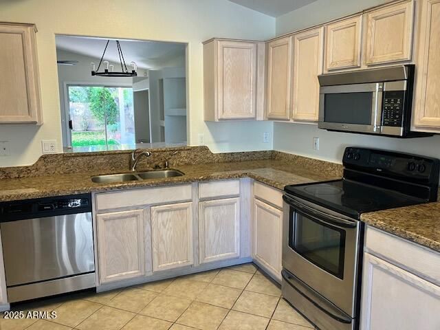 2307 E KELTON Lane, Phoenix, AZ 85022