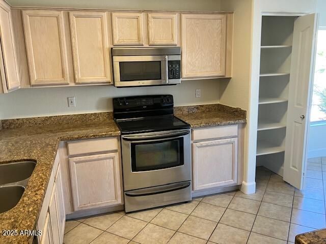 2307 E KELTON Lane, Phoenix, AZ 85022