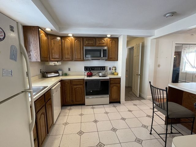 2 Mooney Rd, Burlington, MA 01803