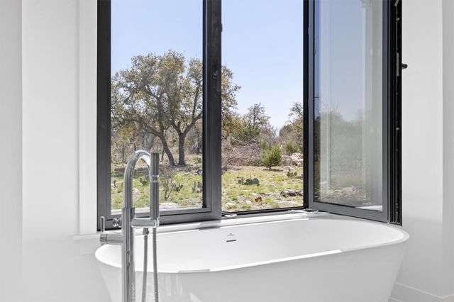 333 Spicewood Trails DR, Spicewood, TX 78669