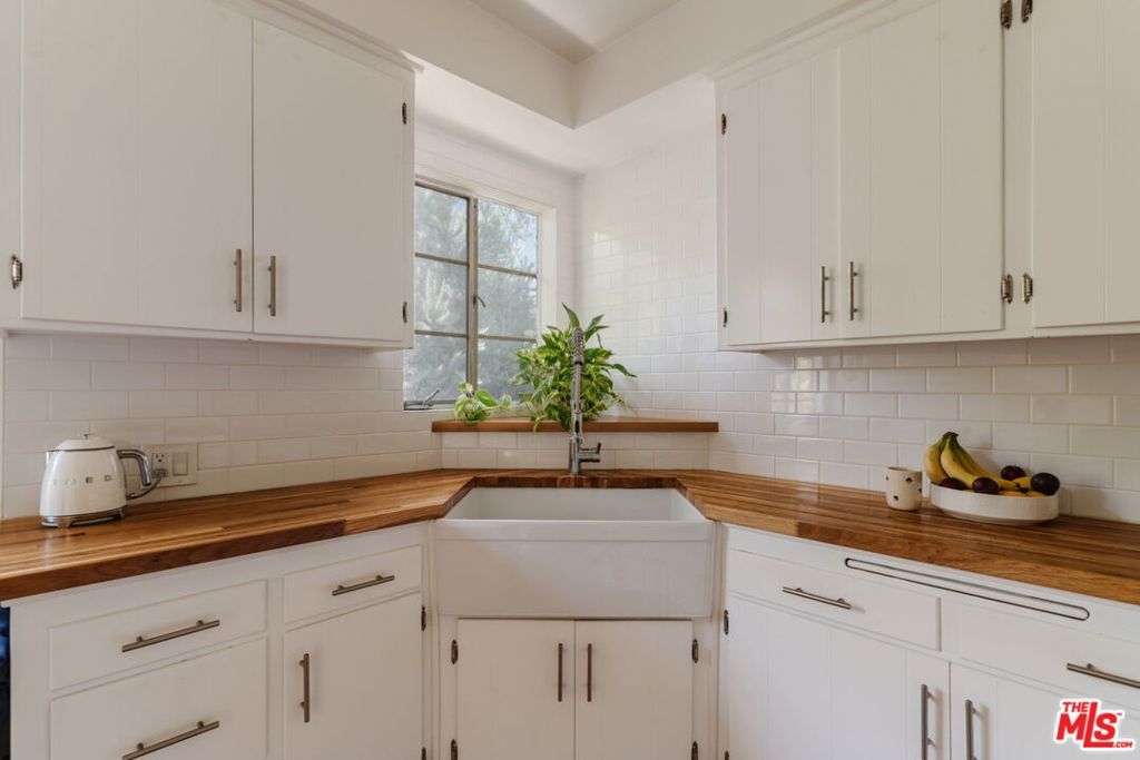 Image 14 of property listing at 4501 Finley Avenue 10, Los Angeles, CA 90027