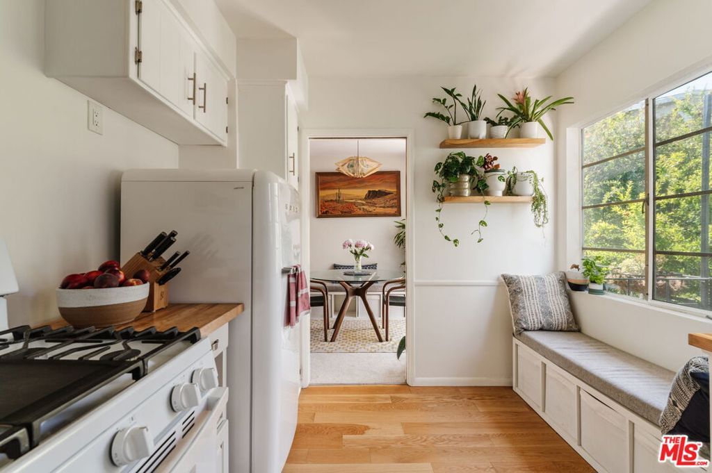 Image 16 of property listing at 4501 Finley Avenue 10, Los Angeles, CA 90027