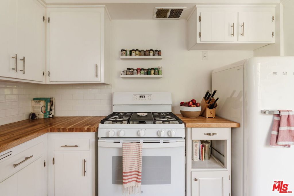 Image 17 of property listing at 4501 Finley Avenue 10, Los Angeles, CA 90027