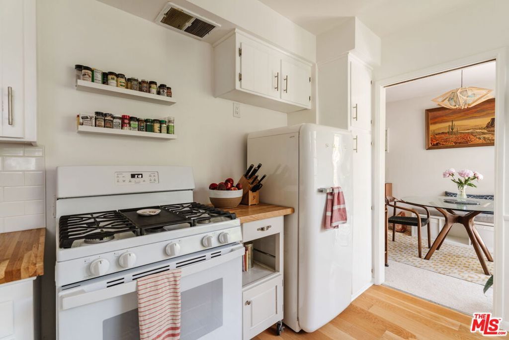 Image 18 of property listing at 4501 Finley Avenue 10, Los Angeles, CA 90027