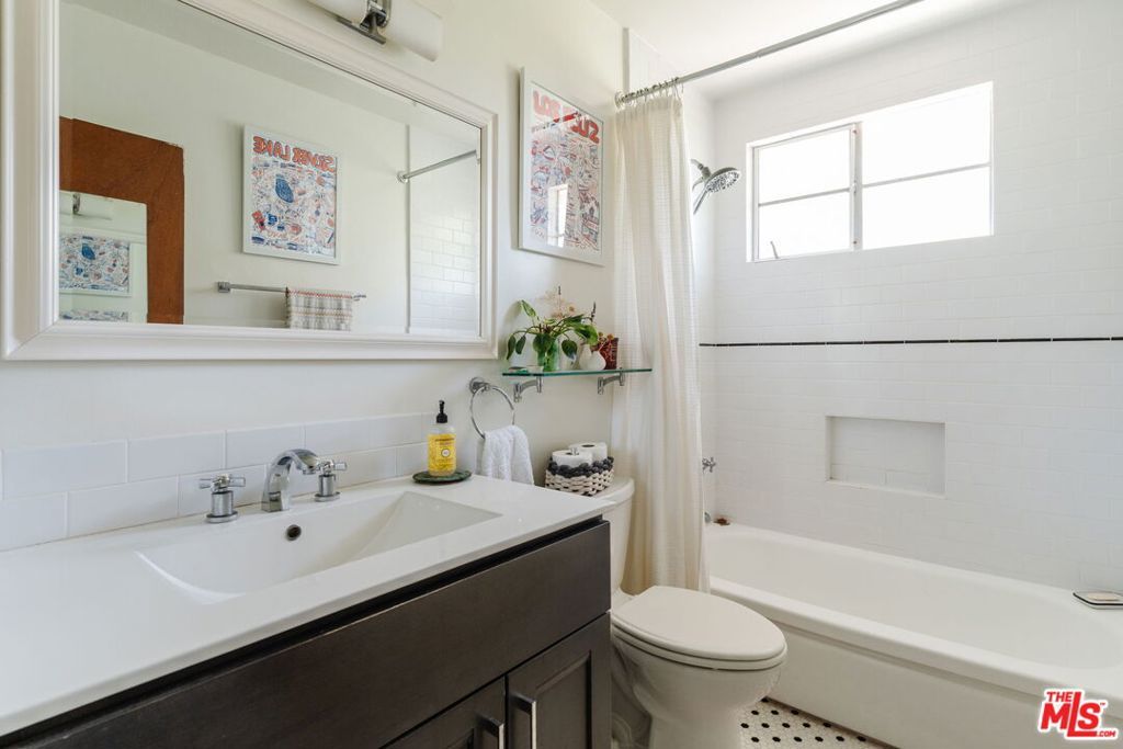 Image 30 of property listing at 4501 Finley Avenue 10, Los Angeles, CA 90027