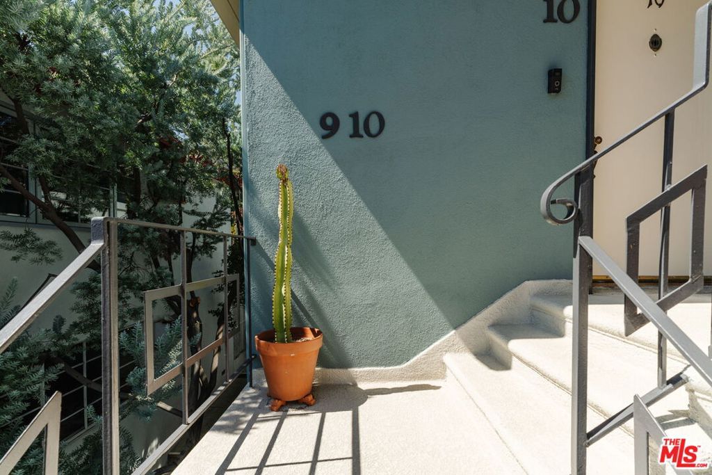Image 43 of property listing at 4501 Finley Avenue 10, Los Angeles, CA 90027