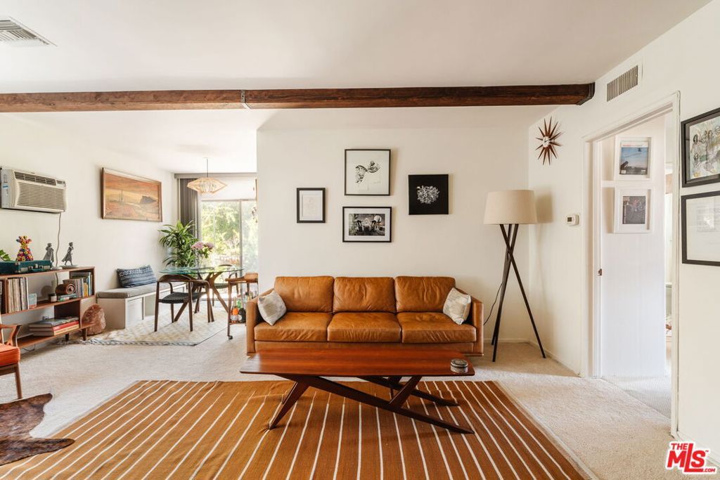 Image 6 of property listing at 4501 Finley Avenue 10, Los Angeles, CA 90027