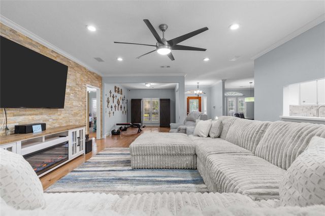 816 Sherwood Forest Drive, Dickinson, TX 77539