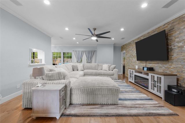 816 Sherwood Forest Drive, Dickinson, TX 77539