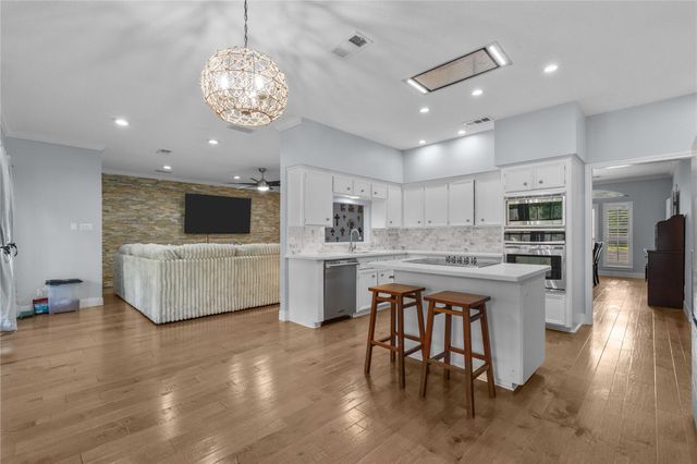 816 Sherwood Forest Drive, Dickinson, TX 77539