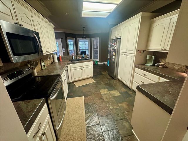 8 CEDAR CREST Drive, Pineville, LA 71360