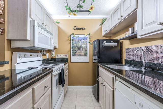 30 Crossings Circle B, Boynton Beach, FL 33435