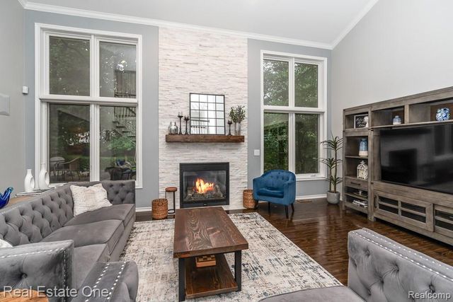582 Bloomer Ridge Drive, Rochester, MI 48307
