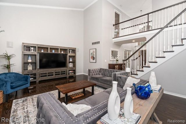 582 Bloomer Ridge Drive, Rochester, MI 48307