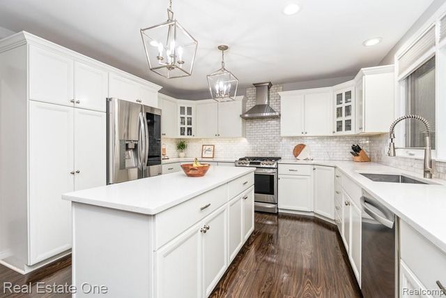 582 Bloomer Ridge Drive, Rochester, MI 48307