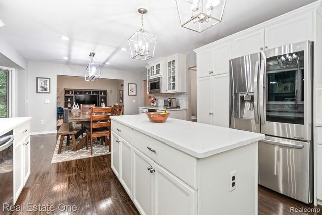 582 Bloomer Ridge Drive, Rochester, MI 48307