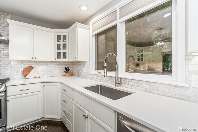 582 Bloomer Ridge Drive, Rochester, MI 48307
